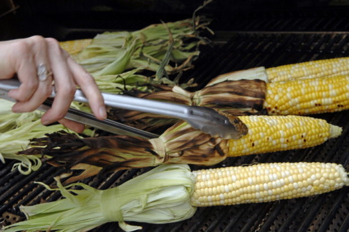 (ga) FD17KITCHEN--LITTLETON, COLORADO--MAY 17, 2007 - Grilling corn for outdoor barbeque food centerpiece. (DENVER POST STAFF PHOTO BY GLENN ASAKAWA)