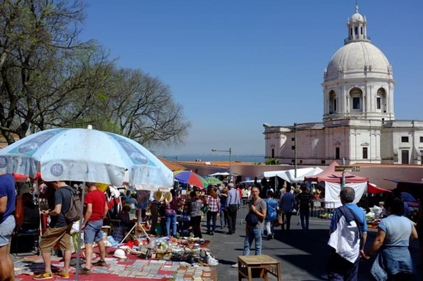 Feira da Ladra Market