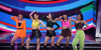 ITZY performing at the 9th GAON K-Pop chart awards.