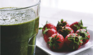 Smoothie with spinach and frozen fruits together